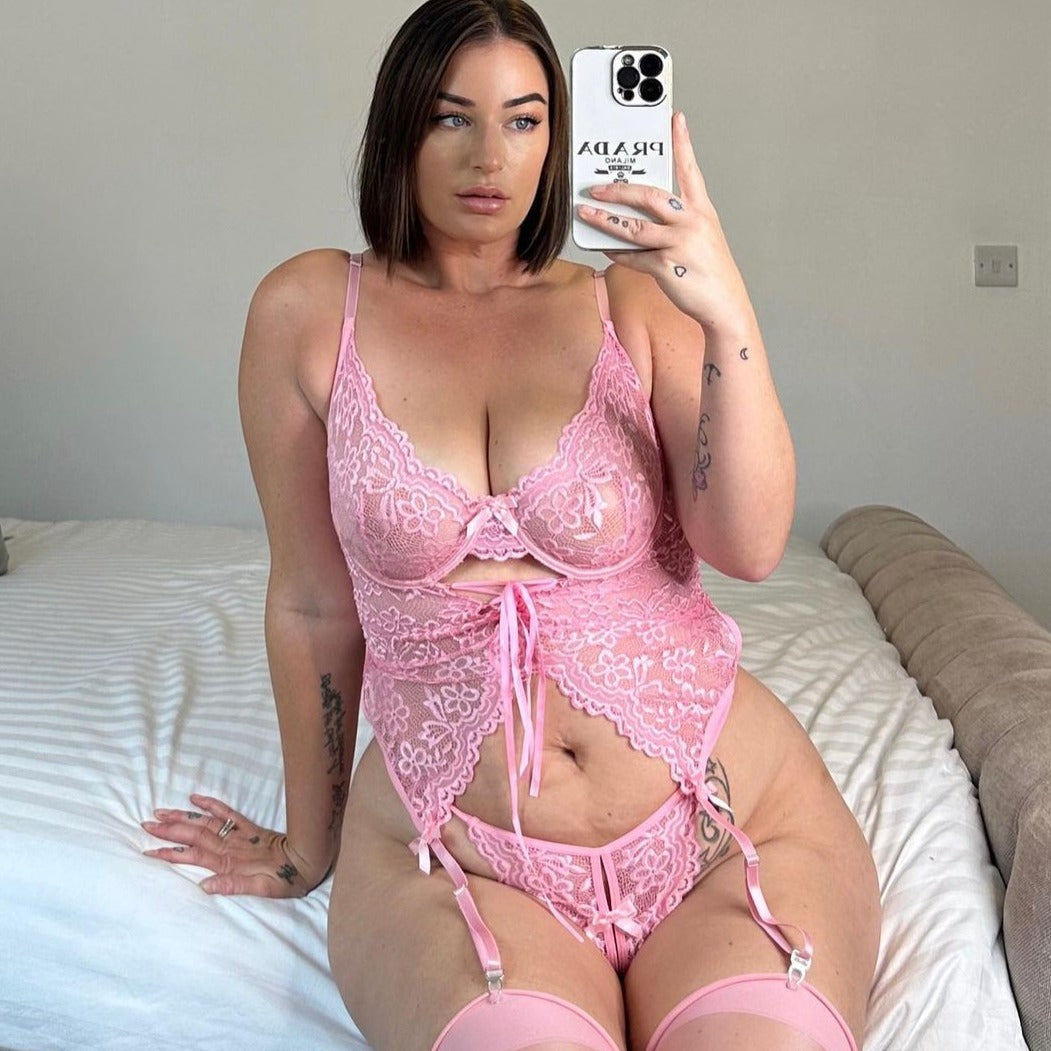 Atenea Conjunto de lencería con abertura entre pierna color Rosa Ajustable