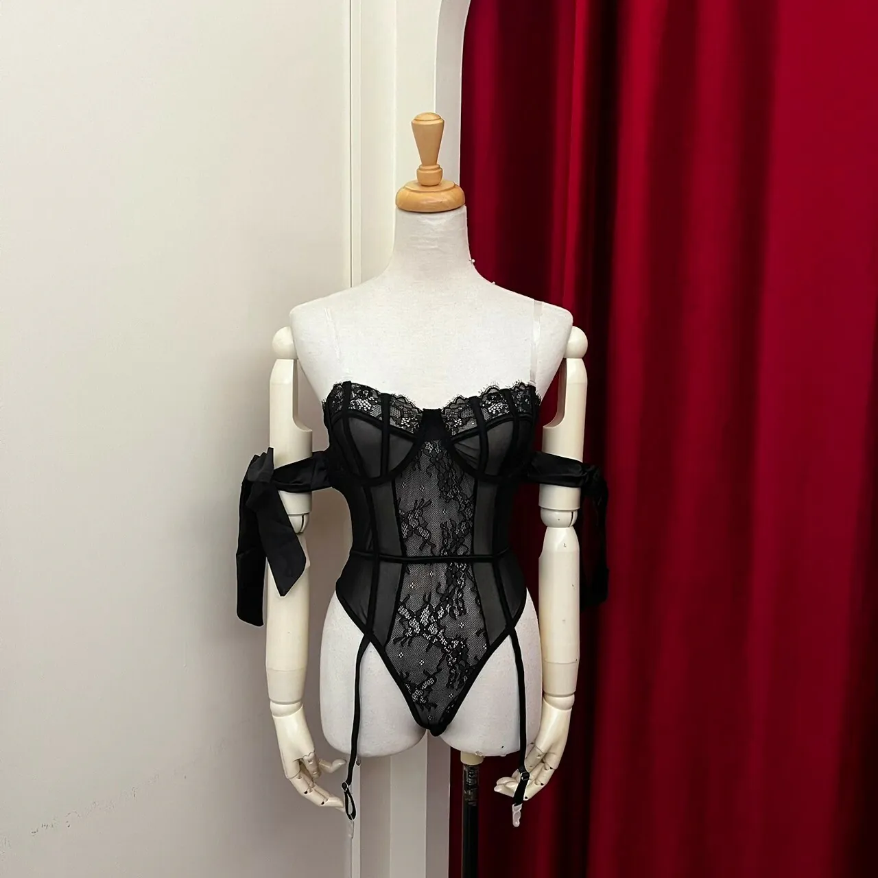 Frida Negro Body de Encaje con medias